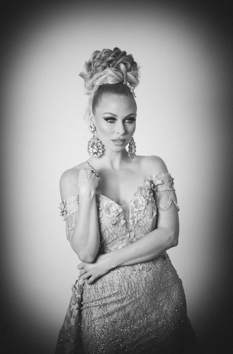 Monochrome beauty portrait with a dark vignette.